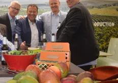Westfalia is leverancier van vers fruit zoals mango's, bosbessen, granaatappels, appels, druiven, steenfruit, citrus, kersen en passievruchten. Rechts Managing Director bij Westfalia Nederland Paul Blokzijl.